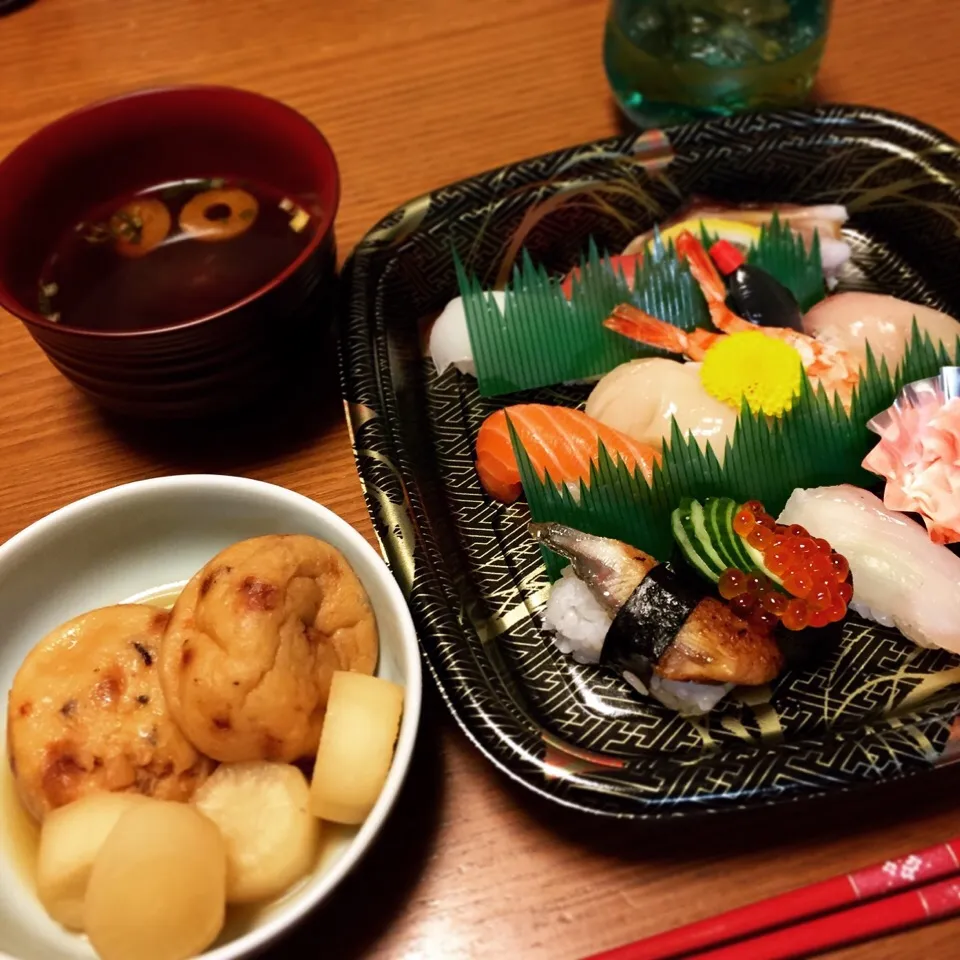 お土産のお寿司/赤だしはレトルト〜/がんもと大根の煮物|かまさん