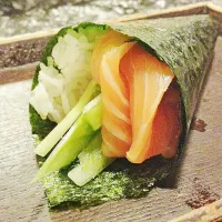 Snapdishの料理写真:Sashimi handroll|Chelleさん