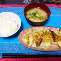 Snapdishの料理写真:カジキ キャベツ 味噌汁|muchumiさん