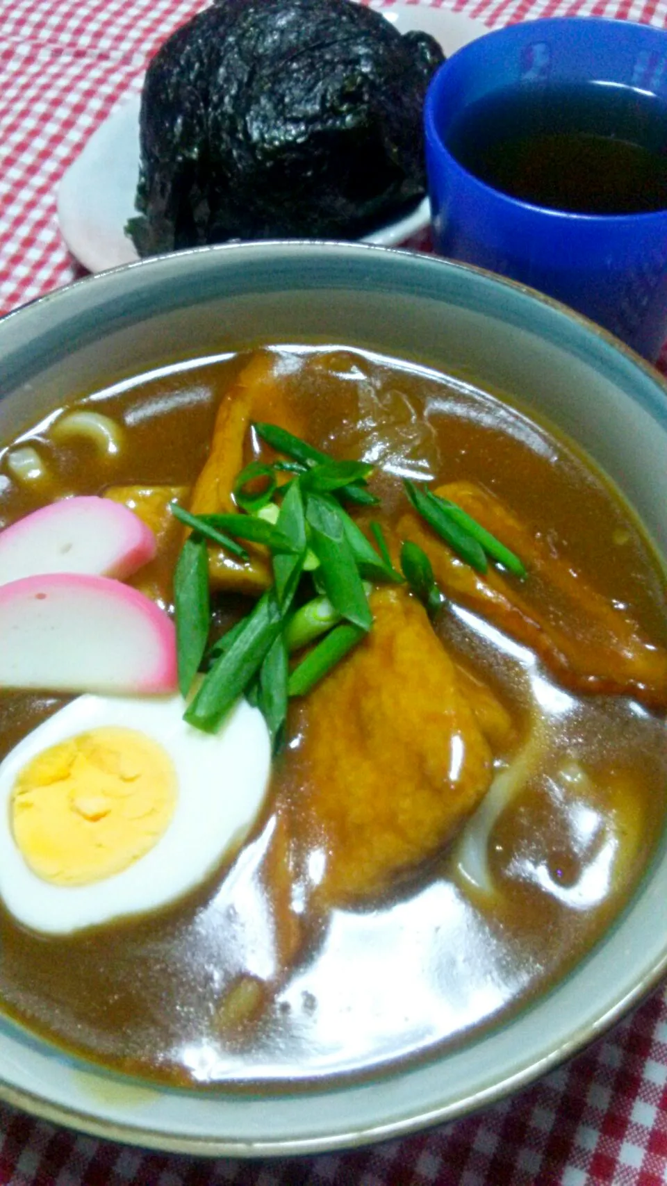 カレーうどん(ちくわ･ベーコン･玉葱･蒲鉾･油揚げ･ゆで卵･青ねぎ)、おにぎり(たらこ･海苔)|まあるさん