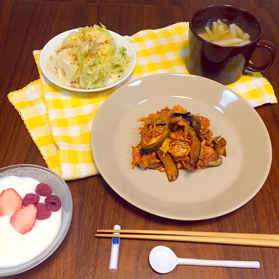 遅くなったのでズボラおかず。豚肉、ナス、ネギ、えのきのコチュジャン炒め。この冬ハマってる自家製白菜の漬物。マグカップで大根のお味噌汁|yukko7740さん