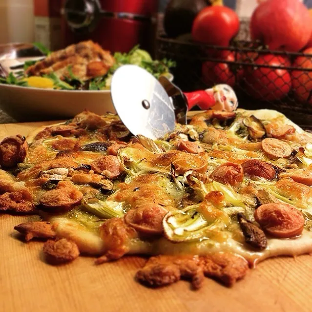 Homemade mushroom & sausage pizza with basil sauce. 
自家製生地でしいたけとソーセージのバジルソースピザ|Yuka Nakataさん