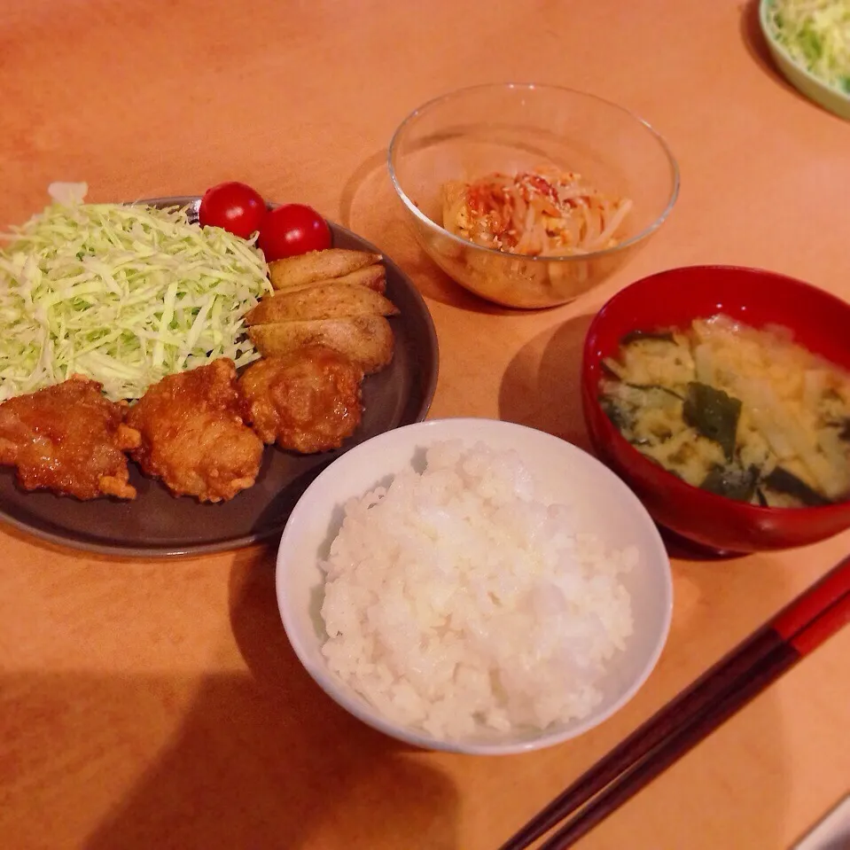 唐揚げ、ポテトフライ、モヤシのキムチ和え、大根とワカメの味噌汁|はるさん