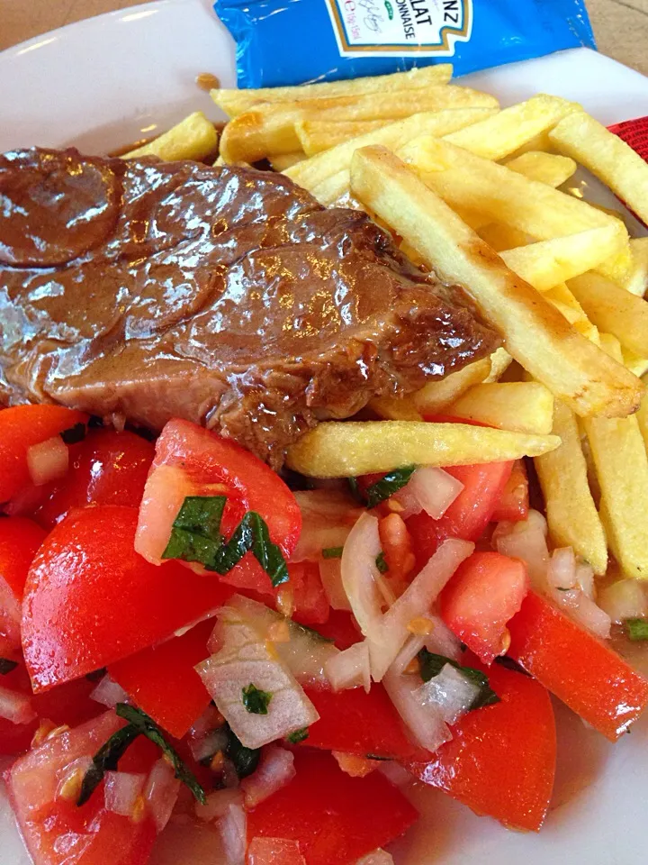 Spießbraten mit Pommes und Tomatensalat|Fujiko Toyohashiさん