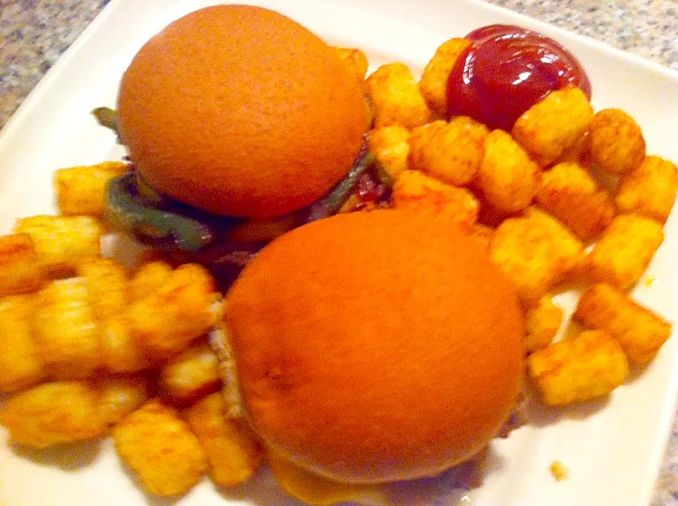 Burgers and tots|virginia frasseさん