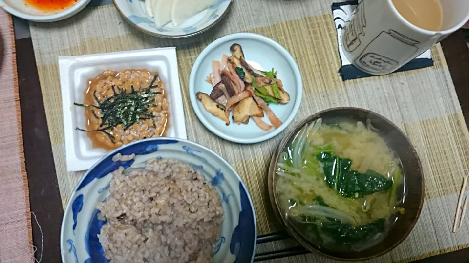 Snapdishの料理写真:納豆＆ハムと椎茸の炒め＆＆小松菜の味噌汁|まぐろさん