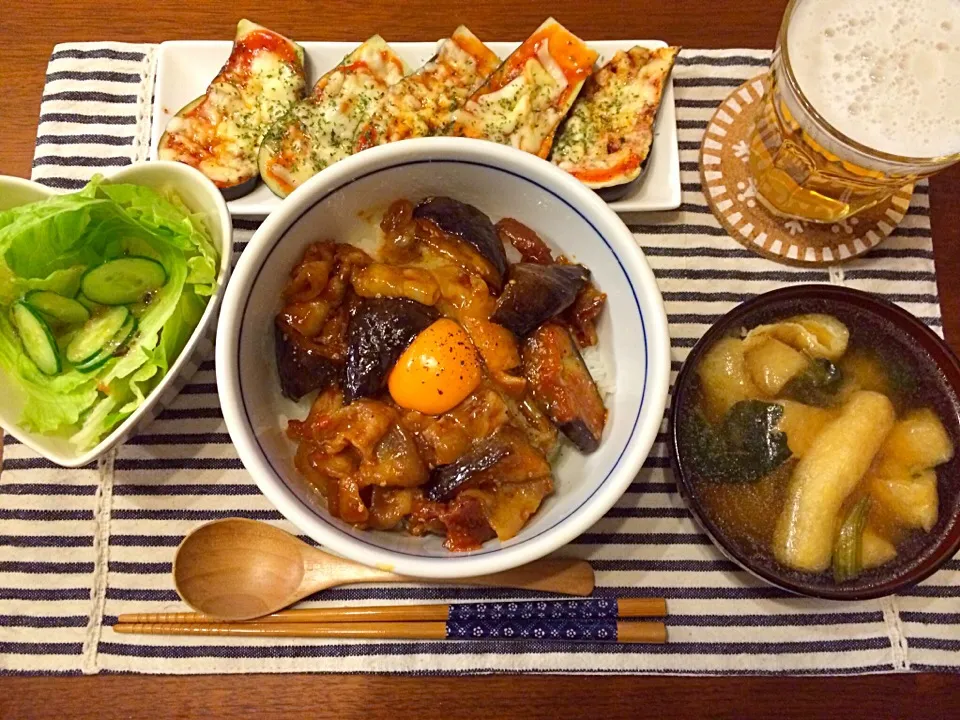 ナスと豚バラのスタミナ丼 なすのピザチーズ焼き 油揚げのお味噌汁 サラダ|haseseさん