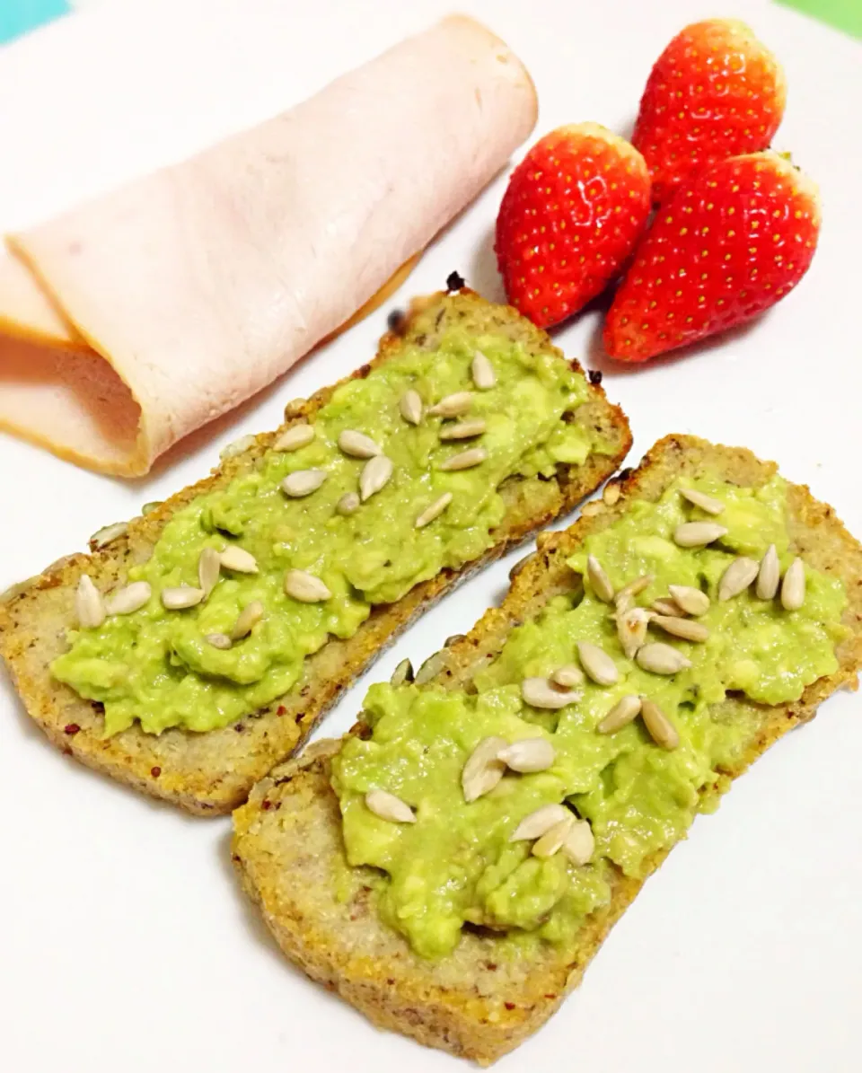 Toasted and served with avocado, sunflower seeds, smoked turkey breast and strawberries|coxiella24さん