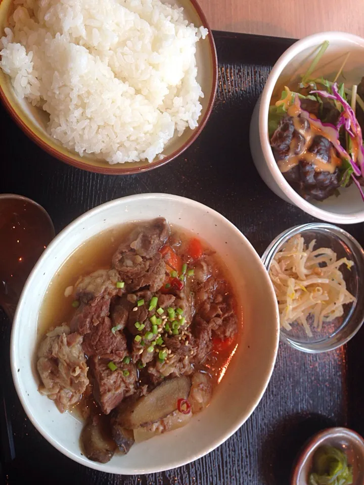 Snapdishの料理写真:もつ煮込み定食|yamazatさん