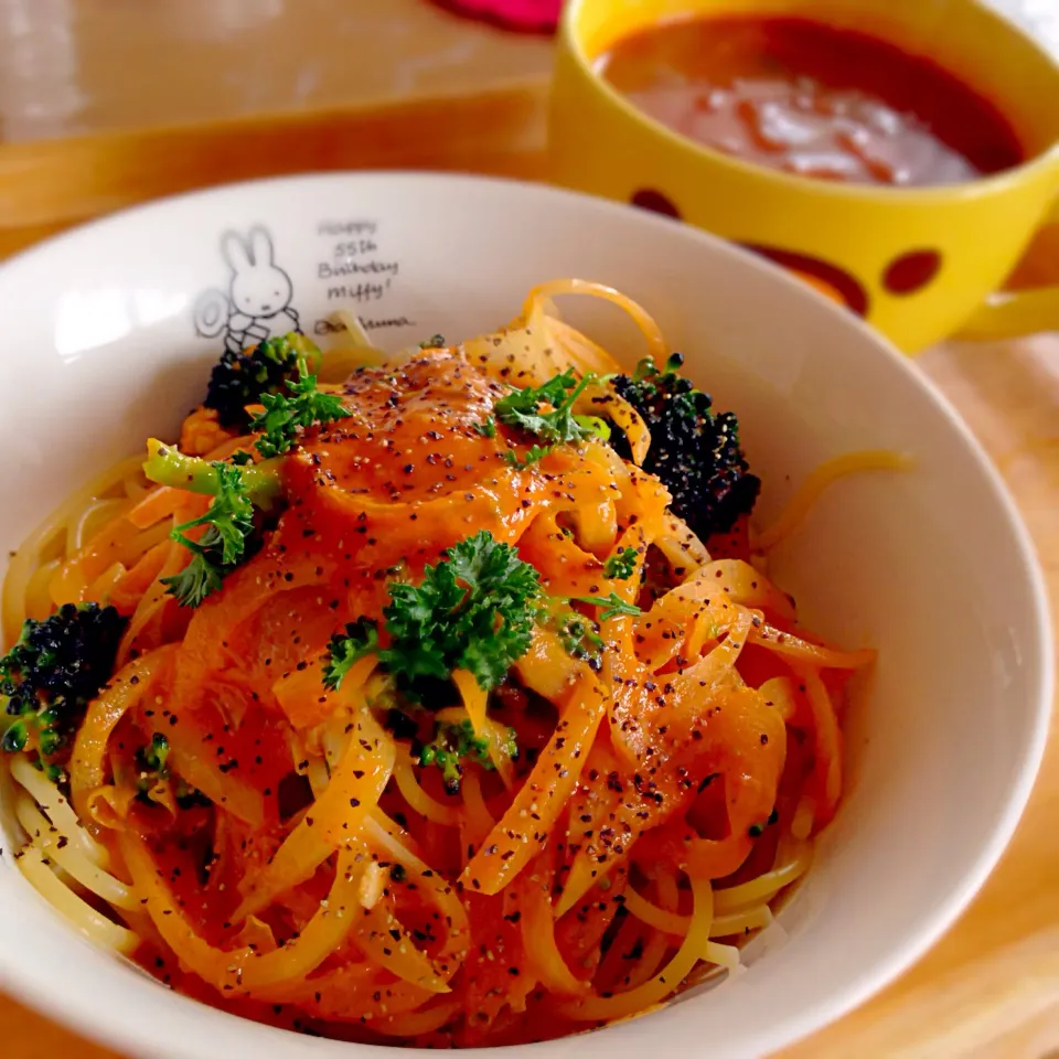 Snapdishの料理写真:トマとカマンベールチーズのクリームパスタ🍝|かわちさん