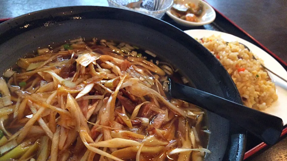 【日替定食】ネギチャーシュー麺と小チャーハンを頂きました。|momongatomoさん