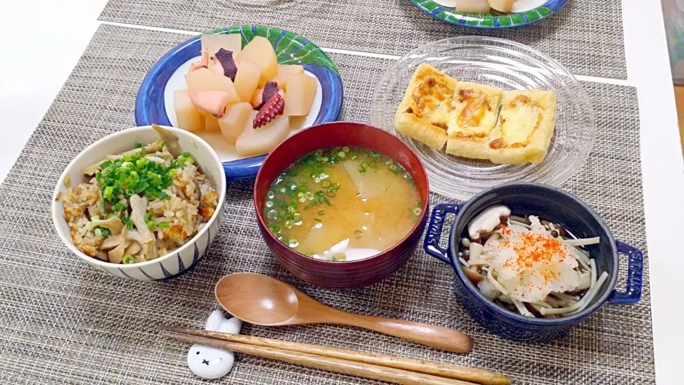 Snapdishの料理写真:今日の夕食 大根とたこの煮物、油揚げのマヨチーズ焼き、きのこのさっと煮、ツナと舞茸の炊き込みご飯、味噌汁|pinknari🐰🌈さん