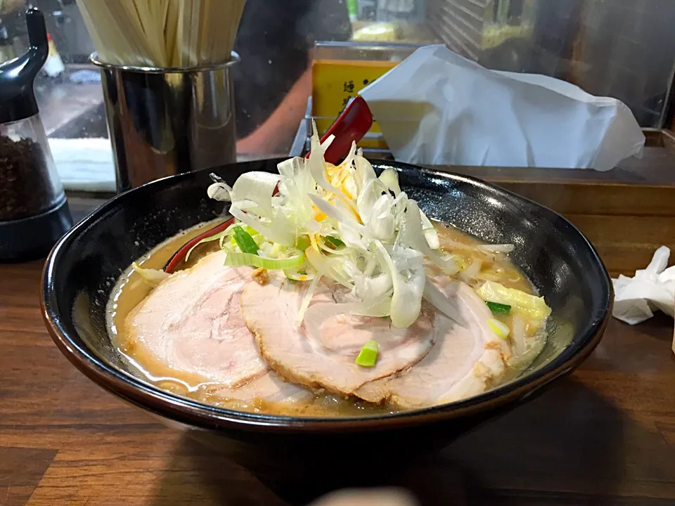 味噌ラーメンにチャーシュー 野菜多め|マハロ菊池さん