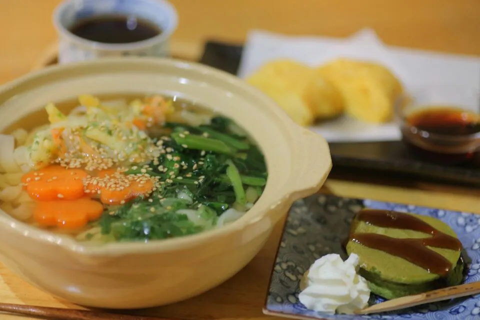 Snapdishの料理写真:あっさり関西風うどん・だし巻き玉子・抹茶パンケーキ黒蜜がけ (o´∀`o)ﾉ .•*¨*•.¸¸♬|マカロンさん