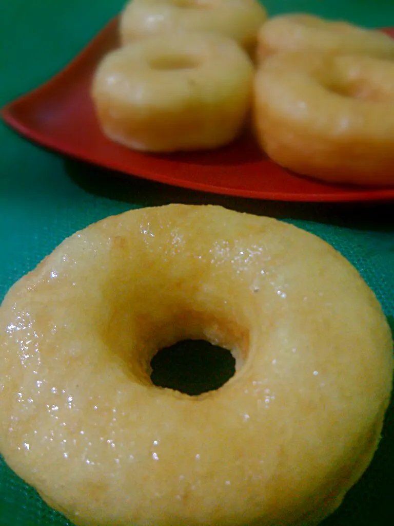 Snapdishの料理写真:donat pake topping glaze|cancerina pandanさん