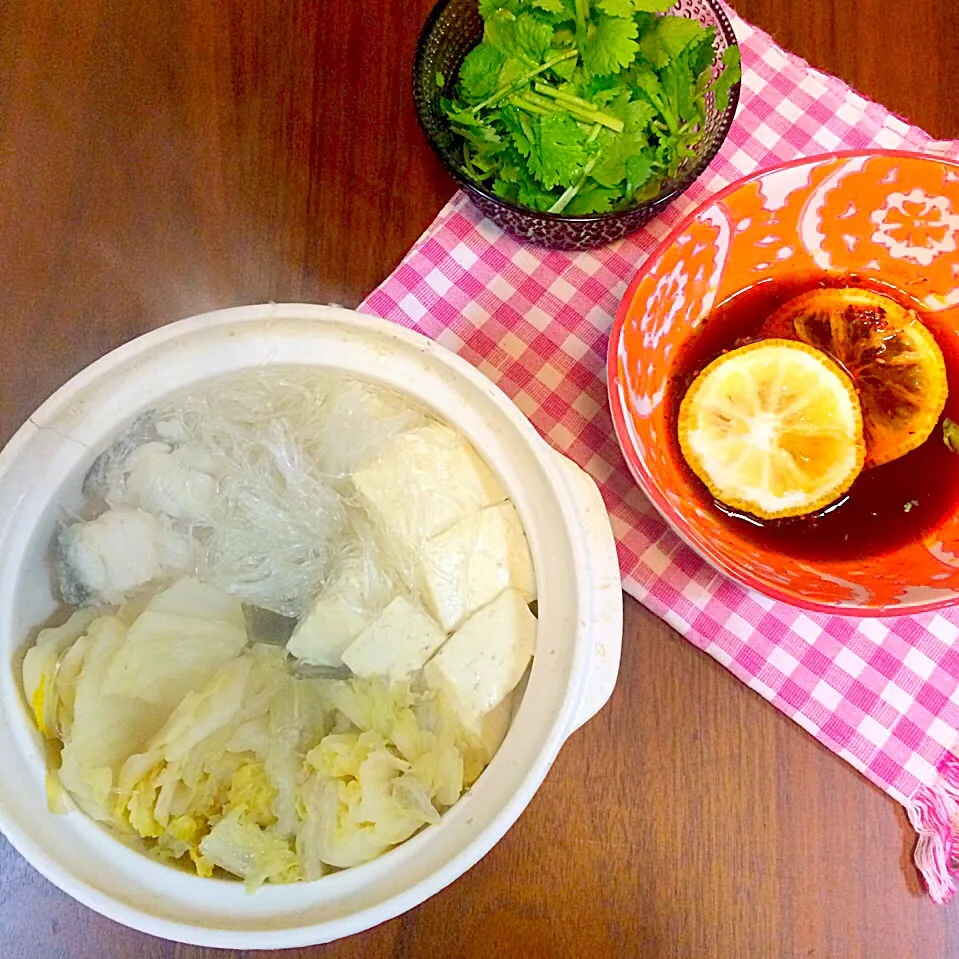 Snapdishの料理写真:白菜の漬物、たら、豆腐、春雨の鍋。ポン酢にナンプラーとラー油と柚子入れてパクチーと食べまーす。|yukko7740さん