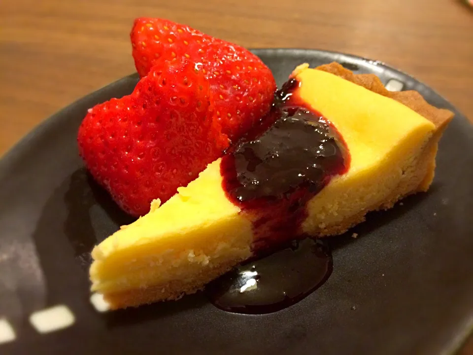 Snapdishの料理写真:Cheese tart with strawberry and blackberry jam|Junya Tanakaさん