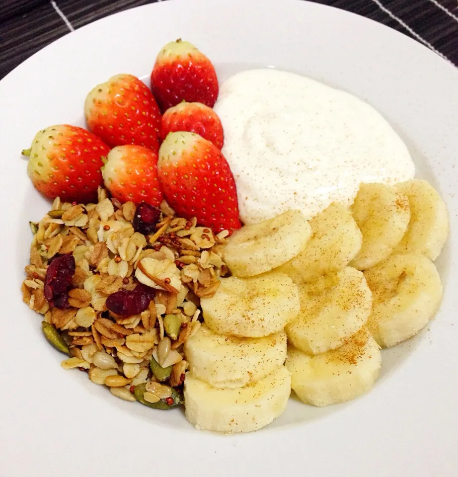 Breakfast of Greek yogurt, quinoa granola, banana and strawberries|coxiella24さん