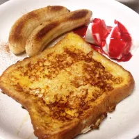 フレンチトーストと焼きバナナはココナッツオイルで焼きました。焼きバナナの上に少しシナモン粉をふりかけ、プレーンヨーグルト、ラズベリーソース、|Saruchaさん