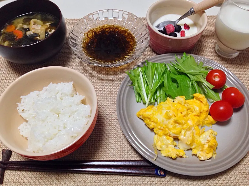 チーズスクランブル 味噌汁 もずく ヨーグルト|にゃろめさん