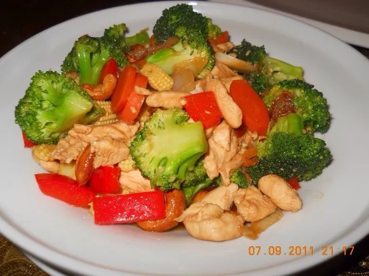 Stir Fried Chicken with Veggies and Cashew Nuts|Joha Hassanさん