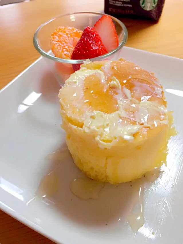 Snapdishの料理写真:1人カフェ…ニガテなので…おうちで分厚いパンケーキを作ってやった(=´∀｀)人(´∀｀=)|あいさん