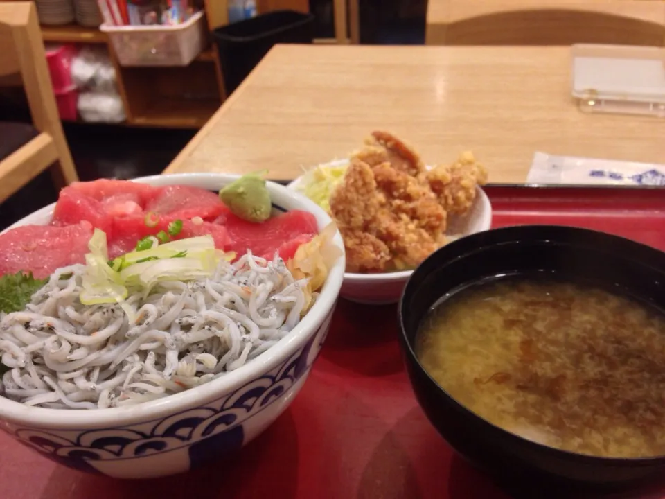 Snapdishの料理写真:マグロ切落としとしらすの二色丼と鶏唐揚げ1000円味噌汁おかわり自由|PegaOさん