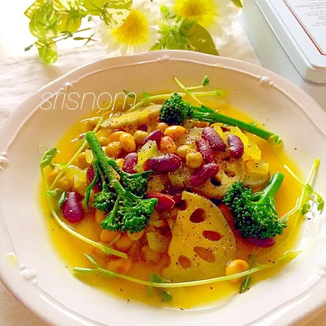 OMちゃんの Spicy curry soup of beans & seasonal vegetables(lotus root, broccoli)/お豆と季節野菜のスパイシーカレースープ(蓮根&ブロッコリー)|なおさん