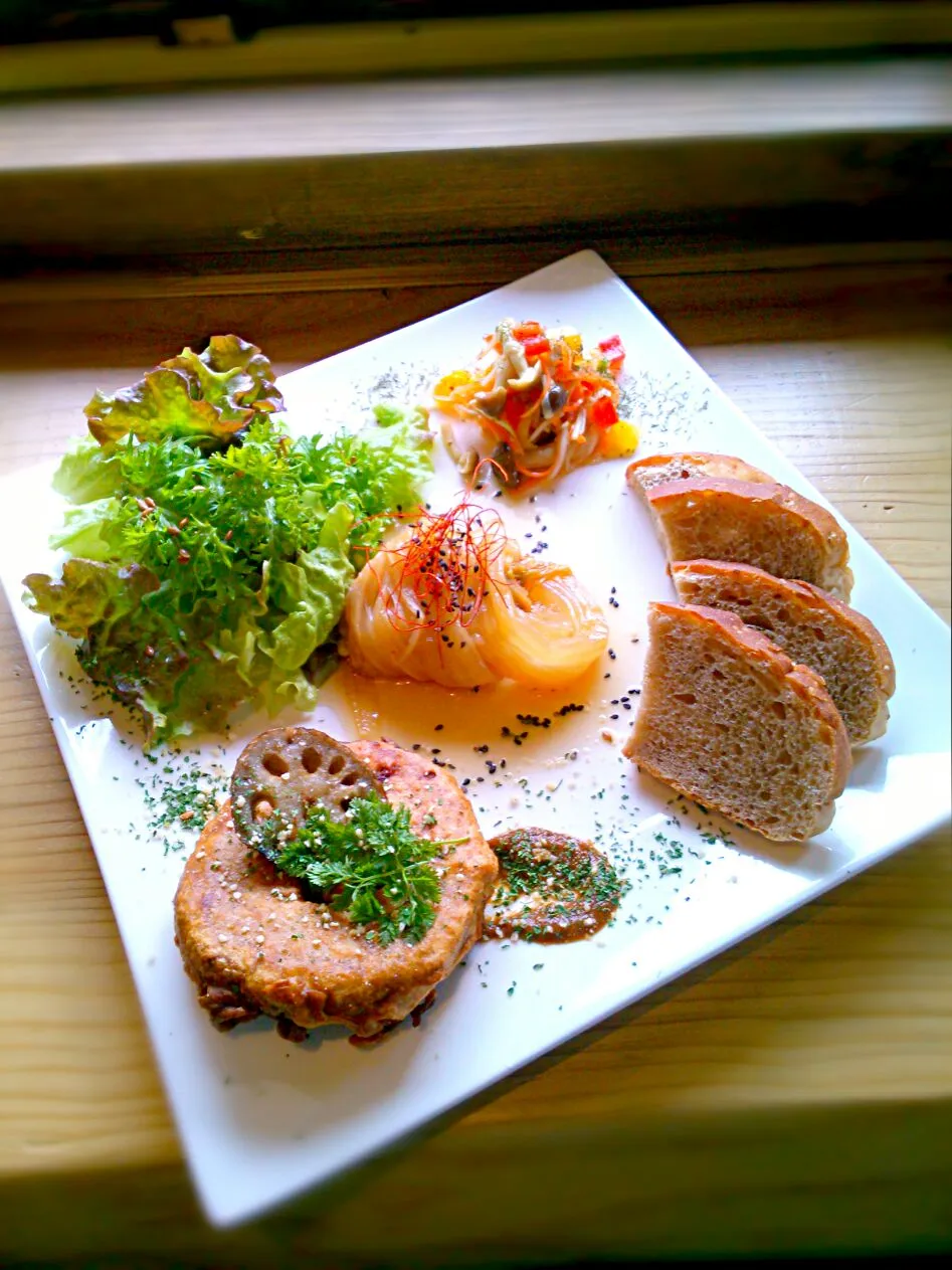 本日の楽菜デリプレート

車麩のフリット
焼き白菜の中華煮
豆腐ベーコンとキノコのサルサ

スープ

八分つき雑穀ごはん
or
ごぱん屋うっでぃーの蒸したてプリップリ『ごぱん』|Ikushiro Kusanoさん