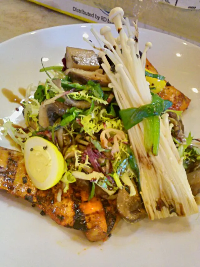 Vietnamese mushroom salad, pickled quail egg, ginger/soy vinaigrette|Nicholas Lynchさん