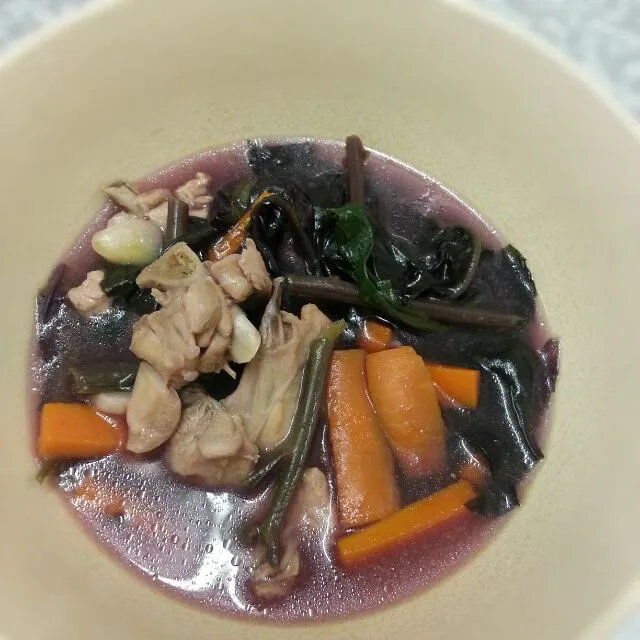 見たことのない紫色の葉野菜を市場でみつけて、チキンスープに。purple color soup🍴purple color leaf from masar pagi Bukit Tinggi.|korinoさん