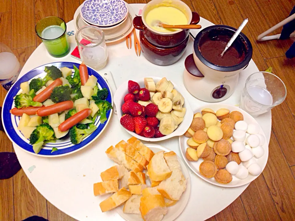 Snapdishの料理写真:Chocolate fondue &cheese fondue|Wakanaさん