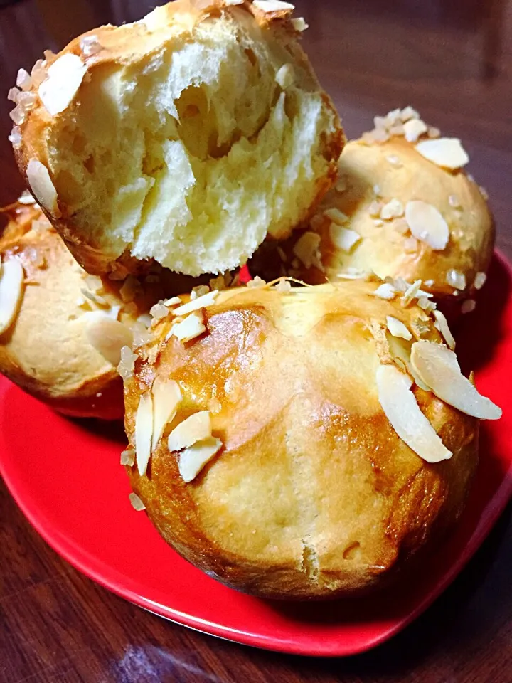 Homebaked " sprinkled almond and sugar dinner roll"|Laarni Nabongさん