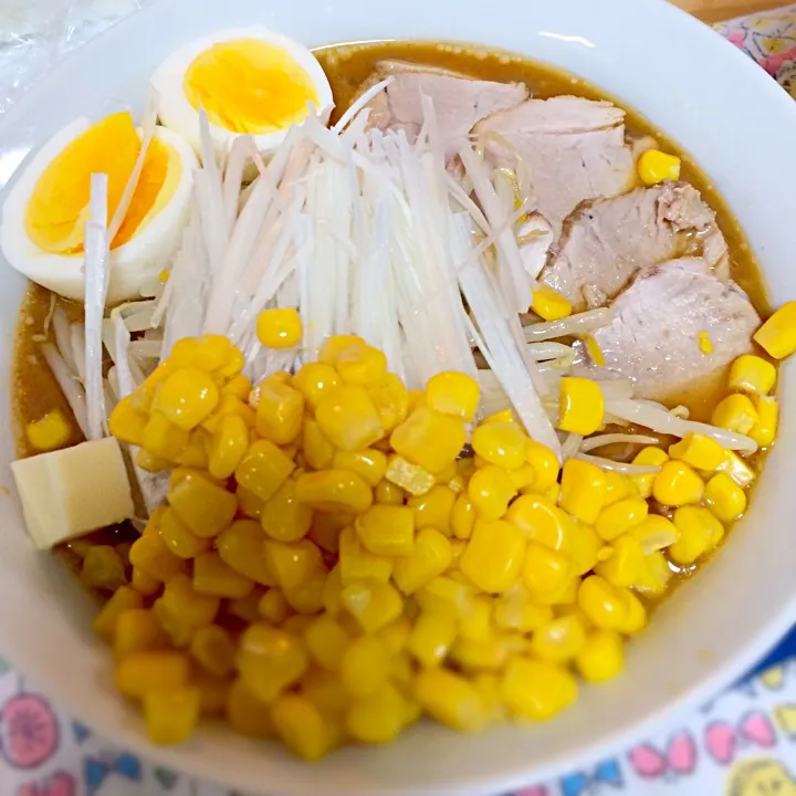 焼豚も自作の味噌バタコーンラーメン|ちーさん