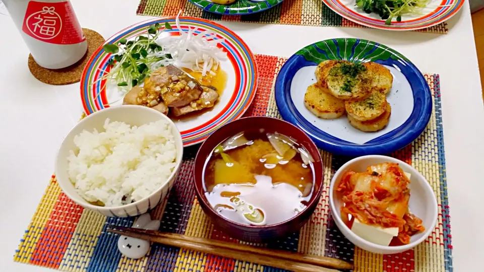 今日の夕食 ぶりの香味ソース、長芋のソテー、冷奴のキムチのせ、じゃがいもの味噌汁|pinknari🐰🌈さん