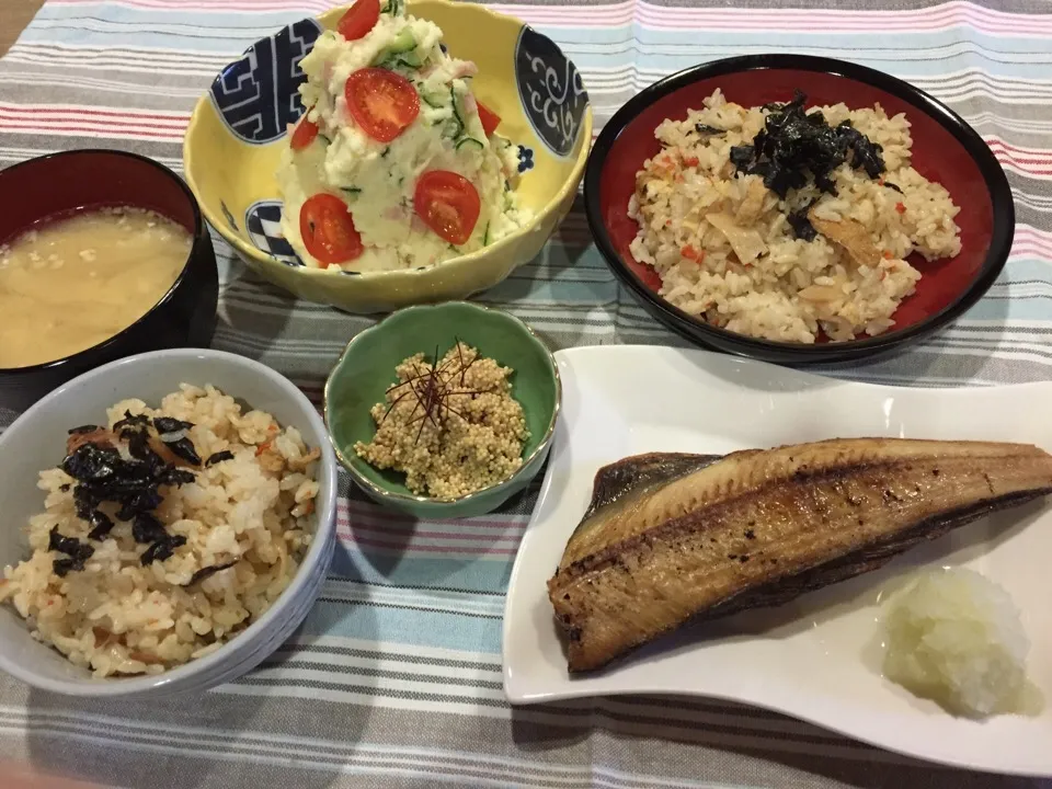 鶏五目炊き込みご飯・しまホッケ干物・かじか卵醤油煮・ポテトサラダ・白菜油揚げの味噌汁|まーままさん