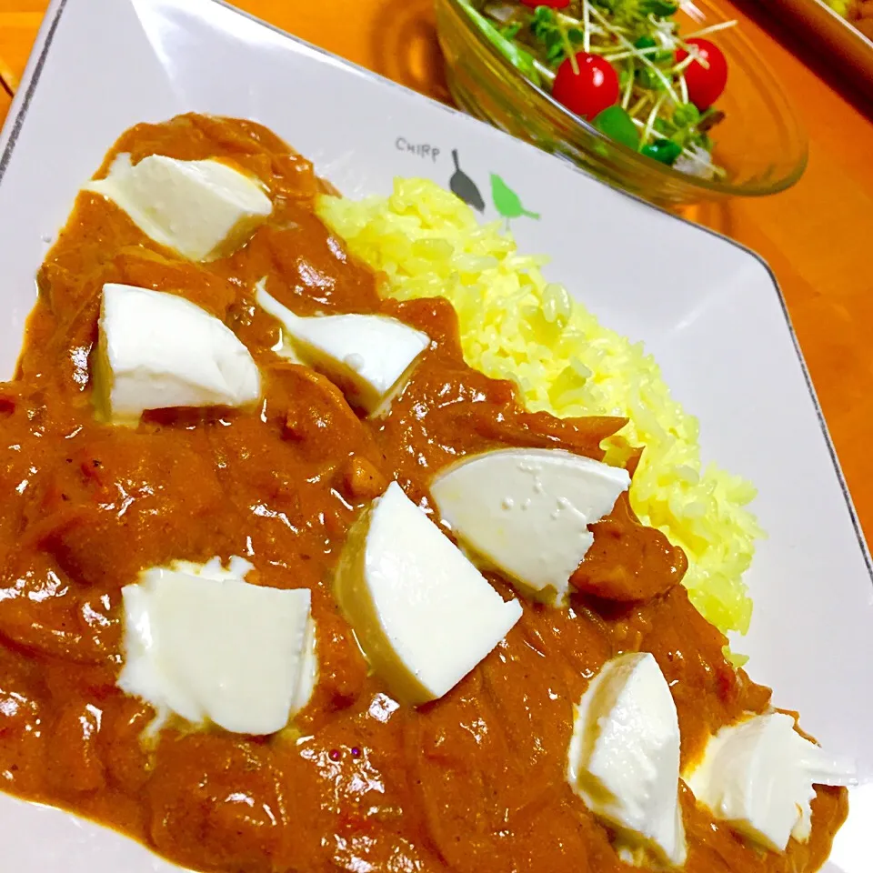 Snapdishの料理写真:【今日はカレーライスの日】トマトとヨーグルトのスパイシーカレー モツァレラチーズトッピング|カウンター嬢さん