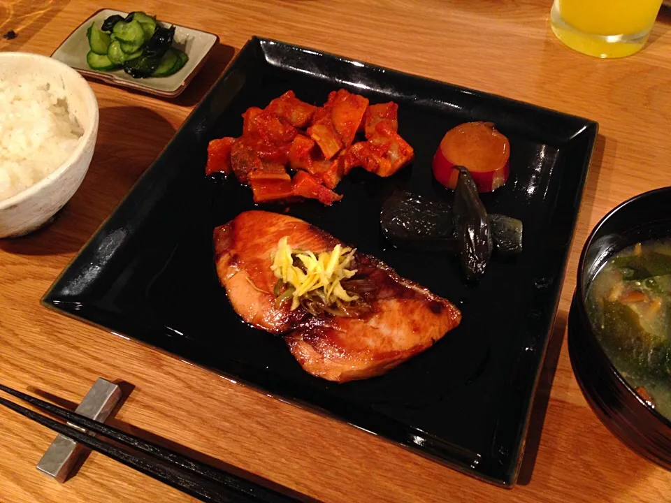 鰤の照り焼き withワカメときゅうりの酢の物, なめこの味噌汁,今週の常備菜|山本家さん