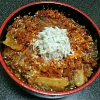 【しらすアナゴの卵かけ御飯】

白御飯にベーコンビッツ＆卵を混ぜ合わせる
揚げた炙りアナゴをのせ、しらすを投入。
いりゴマを入れ、一味を20振り。
タレをかけて完成((o(^∇^)o))|Kyohei Okamotoさん