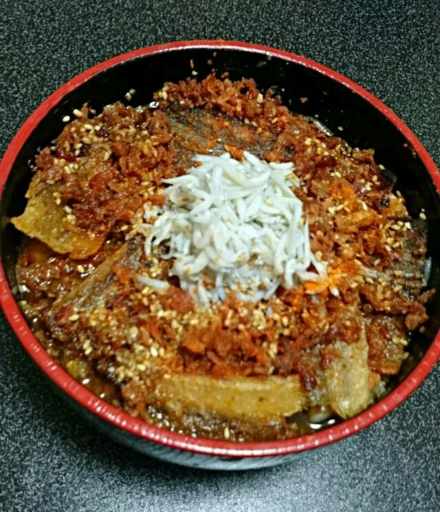 【しらすアナゴの卵かけ御飯】

白御飯にベーコンビッツ＆卵を混ぜ合わせる
揚げた炙りアナゴをのせ、しらすを投入。
いりゴマを入れ、一味を20振り。
タレをかけて完成((o(^∇^)o))|Kyohei Okamotoさん