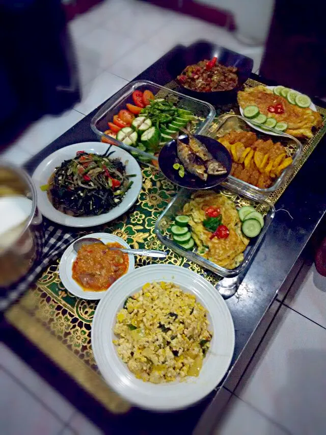 Snapdishの料理写真:Amazing Sundanese food that I ever had.. dinner with Setiabudi Apartment friends at our beloved friend Mba Rae houses... and Galih as our chef today.|Lifia Meiさん