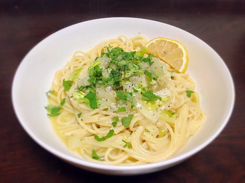 白菜とアンチョビ、スパゲッティーニ。帰りが遅くて有るもので。パンチが足りないか。|そんじょさん