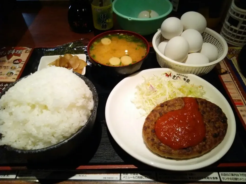 さくら水産のトマトソースハンバーグ定食、500円。|東京ライオンズさん