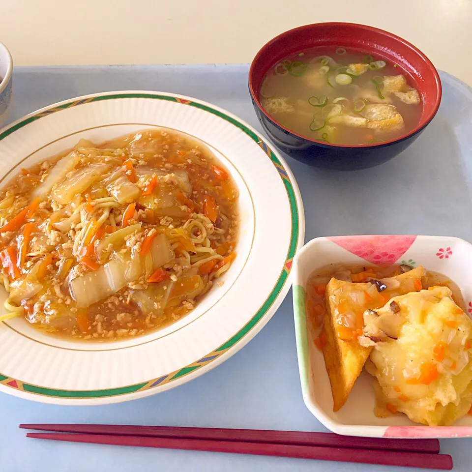 生姜あんかけ焼きそば、白身魚と豆腐のふんわり天、さつま汁|maixx ใหม่さん