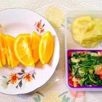 Snapdishの料理写真:Egg+spinach+tomato steam, mashedpotato, orange|haidyさん