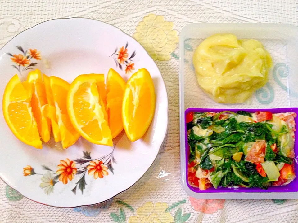 Snapdishの料理写真:Egg+spinach+tomato steam, mashedpotato, orange|haidyさん