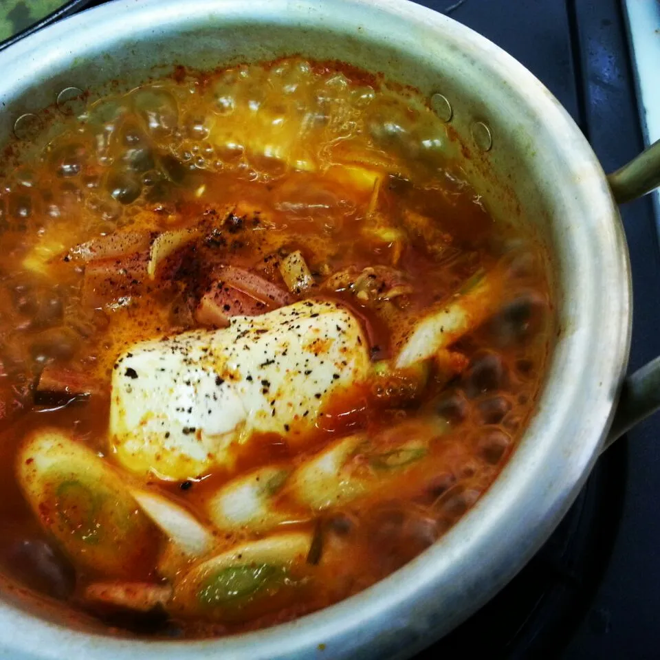 旦那の手作りシリーズ♪　キムチチゲ
Kimuchi stew for lunch♪|BUBUさん