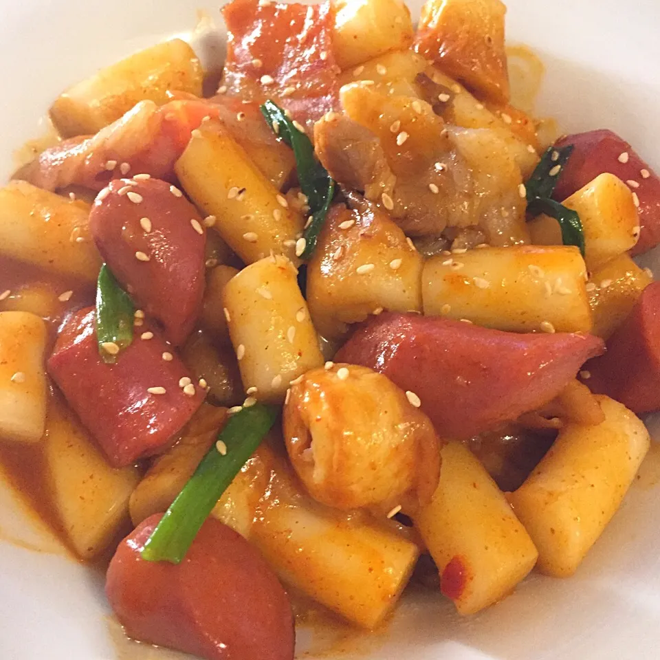 My cooking style of #tteokbokki 😆 This plate makes all the sauce at the bottom though 😞|jennie cさん