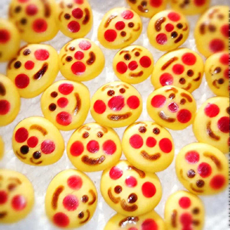 ちろるぱんさんの今年の焼き納め。アンパンマンのたまごボーロ！

私のは、ぷっくりじゃないけど😅|Miwaさん