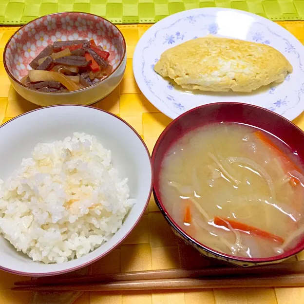 コンニャクと大根の煮物、出汁オムレツ、玉ねぎと人参のお味噌汁|舐め子さん